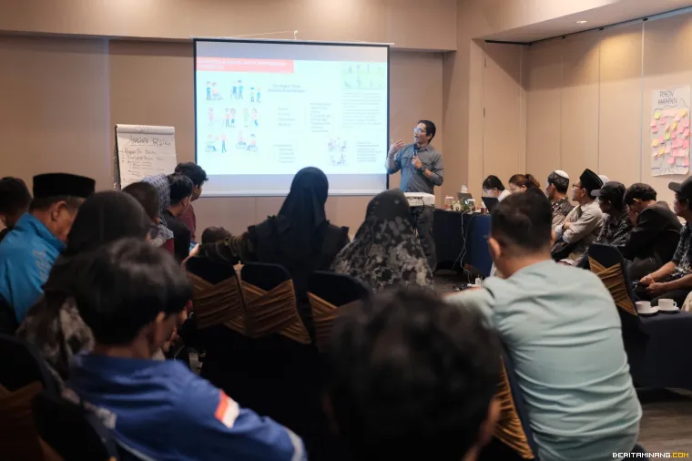 Peserta lokakarya yang terdiri dari masyarakat terdampak mendapatkan penjelasan tentang analisis kritis