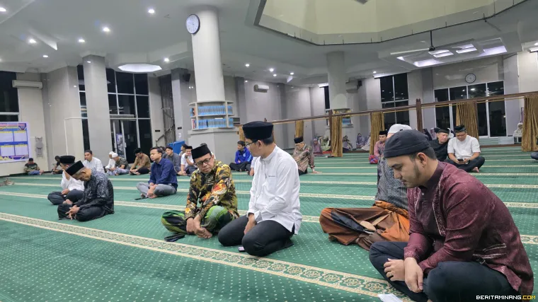 Pimpinan dan jemaah Subuh Mubarak Universitas Negeri Padang.