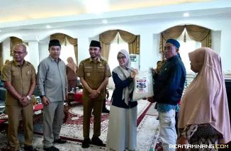 Perwakilan Perum Bulog Cabang Bukittinggi Fhitry Rahmi serahkan bantuan Cadangan Beras Pemerintah (CBP) dari Perum Bulog, Selasa (31/3/2025), di Pendopo Rumah Dinas Wali Kota Padang Panjang. Foto: Kominfo Padang Panjang