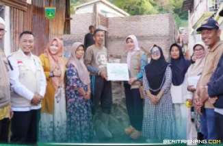 Ketua Tim Penggerak PKK Kota Padang Panjang Ny Maria Feronika Hendri serahkan bantuan kepada masyarakat terdampak, Rabu (8/4/2026). Foto: Kominfo Padang Panjang