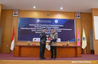 Dekan FEB UNP, Prof. Perengki Susanto, S.E., M.Sc., Ph.D., bersama Kepala Perwakilan Bank Indonesia Provinsi Sumatera Barat, Mohamad Abdul Majid Ikram. Foto: Humas UNP