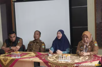 Ketua TP PKK Kota Ny Maria Feronika Hendri, saat berada di di Kantor Lurah Busur, Kecamatan Padang Panjang Barat (PPB), Selasa (7/4/2026). Foto: Kominfo Padang Panjang