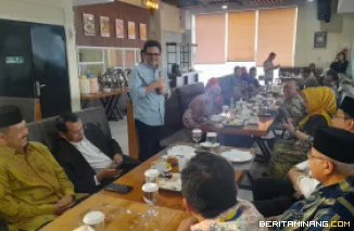 Ketum DPP Iluni UNP, Drs.Nadirman, MM sedang memberikan sambutan dalam acara Halal Bi Halal DPP Iluni UNP, di Hotel UNP, Kamis sore (2/4/2026). Foto: Rokcalva/BeritaMinang