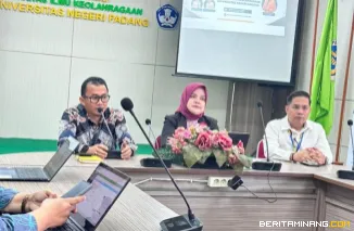 Dr. Efni Cerya, S.Pd., M.Pd.E selaku Kepala UPT PKK UNP (tengah) ketika jadi pemateri Workshop Penyusunan Proposal Program Pembinaan Mahasiswa Wirausaha (P2MW) Tahun 2026, Kamis (26/2/2026). Foto: Humas UNP