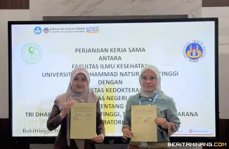 Dr. dr. Rika Susanti, Sp.F.M., Subsp.E.M (K), Dekan FK UNP (kanan) dan Yellyta Ulsafitri Handayani, S.SiT., M.Keb, Dekan Fakultas Ilmu Kesehatan Universitas Mohammad Natsir Bukittinggi perlihatkan Mou. Foto: Humas UNP
