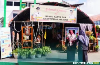Ruang Kreativitas dan Literasi Pelajar guna memperingati Hari Pendidikan Nasional (Hardiknas) 2026, Selasa (28/4/2026), di halaman Dinas Pendidikan dan Kebudayaan (Disdikbud) Padang Panjang. Foto: Kominfo Padang Panjang