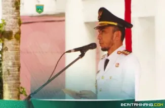 Wakil Wali Kota Allex Saputra selaku inspektur upacara dalamperingatan Hari Otonomi Daerah (Otda) XXX-2026 dengan menggelar upacara di halaman Balai Kota, Senin (27/4/2026). Foto: Kominfo Padang Panjang