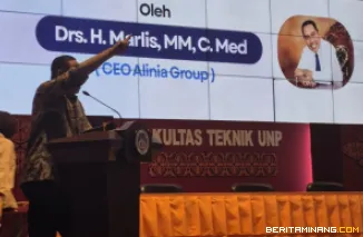 Mantan Ketua Umum DPP Iluni UNP yang juga CEO Alinia Group, Drs. H. Marlis, MM, C.Med, memberikan pesan kepada ribuan calon wisudawan/ti Universitas Negeri Padang (UNP), Kamis (2/4/2026) di Auditorium Kampus UNP Air Tawar Padang. Foto: Ist.