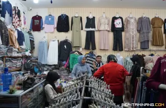 Suasana pasar pada malam hari di Padang Panjang, Selasa (10/3/2026). Foto: Kominfo Padang Panjang