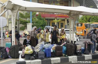 Rombongan mahasiswa KKN UNP siap berangkat menuju lokasi KKN di berbagai daerah dari kampus Air Tawar. Foto: Humas UNP