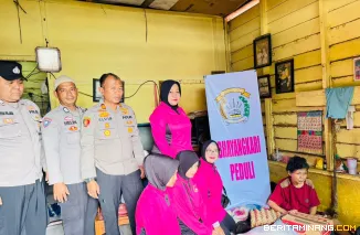 Kapolsek Sungai Beremas Sambangi Pasutri Menderita Sakit Menahun di Nagari Air Bangis Pasbar. ( 7/4). Foto : h