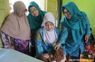Ketua Pembina Posyandu Kota Padang Panjang Ny Maria Feronika Hendri Arnis ketika tinjau kegiatan posyandu di  Kecamatan Padang Panjang Timur (PPT), Rabu (8/4/2026). Foto: Kominfo Padang Panjang