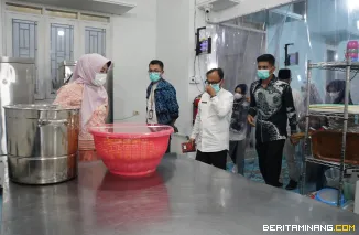 Ketua Tim Penggerak PKK Kota Padang Panjang Ny Maria Feronika Hendri melakukan monitoring ke dapur MBG yang berada di wilayah Padang Panjang Timur (PPT), Jumat (10/4/2026). Foto: Kominfo Padang Panjang