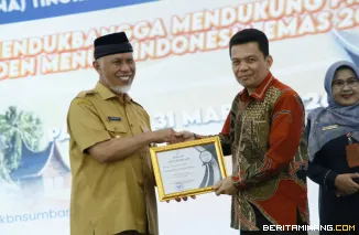Gubernur Sumbar H. Mahyeldi, S.IP serahkan penghargaan ke Rektor UNP yang diwakili oleh Wakil Rektor Bidang Perencanaan, Kerjasama dan Hubungan Internasional Dr. rer. nat. Deski Beri, S.Si., M.Si, Selasa (31/3) di Auditorium Gubernur Sumbar. Foto: Humas U