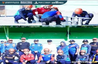 Mewakili Wako, sekda Risma Hadi, lepas kontingen Damkar Bukittinggi ke ajang NFSC 2026 di lapangan ateh ngarai, Rabu, ( 22/04). Foto : Dok Beritaminang