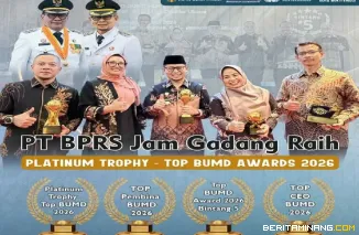 BPRS jam Gadang Bukittinggi raih empat tropy sekaligus pada ajang TOP BUMD Awards 2026 yang diserahkan Majalah Top Business bersama Institut Otomi Daerah kepada Wawako Ibnu Asis, di hotel Rafles, Jakarta senin, 13/04/2026
