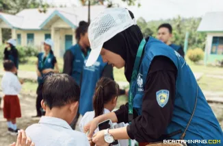 Mahasiswa Program Magister Pariwisata Universitas Negeri Padang (UNP), Puan Nabilla, berpartisipasi dalam kegiatan relawan kesehatan bersama Yayasan Sebumi Mentawai di Kepulauan Mentawai. Foto: Humas UNP