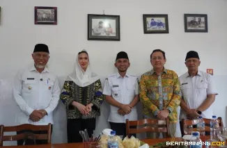 Wakil Wali Kota Padang Panjang Allex Saputra, saat menjamumakan siang di Sate Mak Syukur, salah satu ikon kuliner legendaris di kota berjuluk Serambi Mekkah ini. Foto: Kominfo Padang Panjang