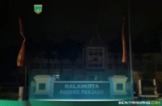 Suasana gerakan global Earth Hour melalui aksi pemadaman lampu selama satu jam, Sabtu (25/4/2026) malam di Balaikota Padang Panjang. Foto: Kominfo Padang Panjang