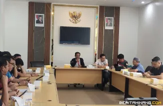 Rrapat koordinasi kegiatan Gowes Fun Adventure sekaligus peluncuran Calendar of Event Kota Padang Panjang yang dipimpin Asisten II Setdako Indra Gusnady di Ruang VIP Lantai II Balai Kota, Rabu (8/4/2026). Foto: Kominfo Padang Panjang