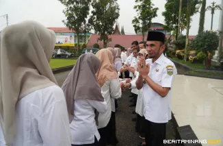 Wakil Wali Kota Allex Saputra dalam apel hari pertama masuk kerja  di lingkungan Sekretariat Daerah (Setda) di halaman Balai Kota, Rabu (25/3/2026). Foto: Kominfo Padang Panjang