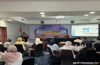 Wako Bukittinggi Ramlan  Nurmatias tengah memberikan arahan pada pembukaan pelatihan wirausaha muda pemula di monopoli hotel, KAMIS, ( 16/04)