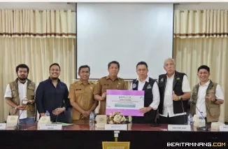 Prof. Dr. Indang Dewata, M.Si yang mewakili Rektor UNP dan sekaligus Wakil Direktur Akademik Kemahasiswaan dan Alumni (AKA) Sekolah Pascasarjana UNP serahkan bantuan ke Sekda Kabupaten Agam Dr. M. Lutfi. Foto: Humas UNP