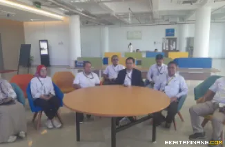 Rektor UNP, Ir. Krismadinata, Ph.D ketika memberikan keteragan pers tentang UTBK-SNBT tahun 2026 di Pusrana Universitas Negeri Padang, Selasa (21/4/2026). Foto: Rokcalva/BeritaMinang