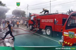 Petugas kebakaran menangani kebakaran yang menghanguskan satu unit rumah di RT 04 Kelurahan Bukit Surungan, Kecamatan Padang Panjang Barat, Sabtu (28/3/2026). Foto: Kominfo Padang Panjang