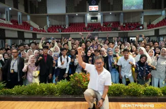 Rocky Gerung jketika tampil dalam diskusi publik bertajuk "Pendidikan Nonformal: Jalan Alternatif Mencerdaskan Bangsa" di Auditorium UNP pada Kamis (5/2/2026). Foto: Humas UNP