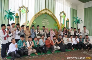 Wako Hendri Arnis menerima kunjungan silaturahmi dari Forkopimda, kepala OPD, tokoh masyarakat, serta warga, usai pelaksanaan Salat Idulfitri 1447 H, Sabtu (21/3/2026). Foto: Kominfo Padang Panjang
