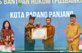Wakil Wali Kota Padang Panjang Allex Saputra menerima sertifikat Posbakum dari Menkum Supratman Andi Agtas di  Auditorium Gubernuran, Senin (30/3/2026). Foto: Kominfo Padang Padang