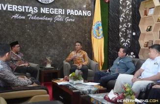 Rektor UNP, Krismadinata, Ph.D saat dialog bersama Jaringan Dokumentasi dan Informasi Hukum (JDIH) Perguruan Tinggi Negeri Badan Hukum (PTN-BH) Rabu (12/3/2026) di Ruang Rektor UNP Lantai 4. Foto: Humas UNP