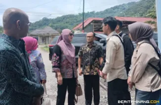 Ketua Tim Penggerak PKK Kota Padang Panjang Ny Maria Feronika Hendri melakukan monitoring ke SPPG) Yayasan Kemala Bhayangkari yang berada di Asrama Polres Padang Panjang, Kamis (9/4/2026).