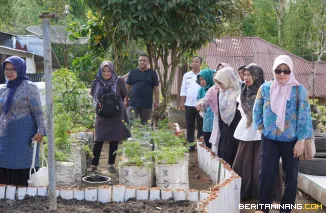 Ketua Tim Penggerak PKK Kota Padang Panjang Ny Maria Feronika Hendri, Rabu (8/4/2026), ketika berad di Dasawisma Kelurahan Bukit Surungan (Busur). Foto: Kominfo Padang Panjang