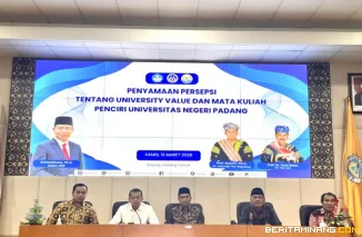 Suasana Focus Group Discussion (FGD) di Ruang Sidang Senat Gedung Rektorat, Kamis (12/3) dengan nara sumber pemangku adat Ir. Arkadius, MM., M.B.A. Dt. Intan Bano (LKAAM)  Prof. Ganefri, Ph.D Dt. Junjungan nan Bagadiang. Foto:Humas UNP