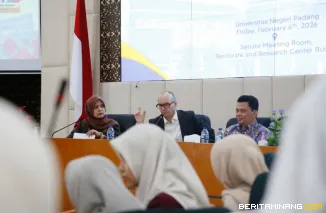 Suasana kegiatan Information Session on LPDP France Master Scholarship bersama Atase Pendidikan Kedutaan Besar Prancis untuk Indonesia, Antoine Bricout, pada Jumat (6/2/2026) di UNP. Foto: Humas UNP