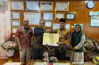 Kepala Subdirektorat Praktik Lapangan Direktorat Akademik UNP bersama Kepala Kemenag Kota Padang, H. Edy Oktafiandi, S.Ag., M.Pd. Foto: Humas UNP