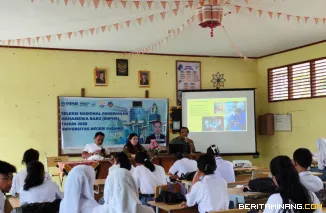 Wakil Rektor Bidang Akademik, Kemahasiswaan dan Alumni UNP, Prof. Dr. Refnaldi, S.Pd., M.Litt., (kanan) saat sosialisasi Seleksi Nasional Berdasarkan Tes (SNBT) 2026 kepada siswa kelas XII di SMA Negeri 2 Sipora, Kabupaten Kepulauan Mentawai. Foto: Humas