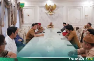 Wali Kota Hendri Arnis saat menerima kunjungan silaturahmi komunitas sepeda atau gowes di Pendopo Rumah Dinas Wali Kota, Senin (9/3/2026). Foto: Kominfo Padang Panjang