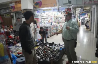 Wali Kota Hendri Arnis ketika meninjau langsung penataan pedagang musiman di kawasan Pasar Pusat Kota Padang Panjang, Ahad (8/3/2026) malam. Foto: Kominfo Padang Panjang