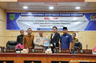 Wali Kota Padang Panjang Hendri Arnis ketika menyampaikan Laporan Keterangan Pertanggungjawaban (LKPJ) Tahun Anggaran 2025 dalam Rapat Paripurna DPRD, Senin (30/3/2026). Foto: Kominfo Padang Panjang