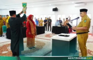 Wali Kota Hendri Arnis ketika melantik dan mengambil sumpah jabatan Wita Desi Susanti sebagai Penjabat (Pj) Sekretaris Daerah Kota (Sekdako) Padang Panjang, Senin (9/3/2026). Foto: Kominfo Padang Panjang