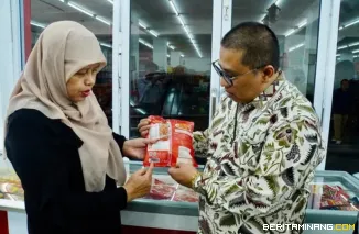 Wali Kota Hendri Arnis mendampingi tim Balai Pengawas Obat dan Makanan (BPOM) melakukan pemeriksaan di sejumlah supermarket di Padang Panjang, Kamis (5/3/2026). Foto: Kominfo Padang Panjang
