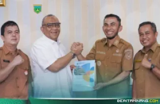 Wakil Menteri Ketenagakerjaan (Wamenaker) RI, Afriansyah Noor lakukan kunjungan silaturahmi ke Pemerintah Kota Padang , Senin (2/3/2026) disambut tersebut disambut Wakil Wali Kota Padang Panjang, Allex Saputra. Foto: Kominfo Padang Panjang