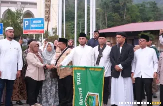 Wakil Wali Kota Allex Saputra, didampingi Kepala Kantor Kementerian Agama Mukhlis M lepas 79 jemaah calon haji (JCH) Kota Padang Panjang menuju Tanah Suci , Rabu (29/4/2026) pagi di Masjid Agung Manarul 'Ilmi Islamic Centre. Foto: Kominfo Padang Panjang