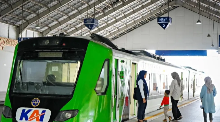 Penumpang ketika menaiki kereta api di sebuah stasiun di Kota Padang. Foto: Humas KAI Sumbar