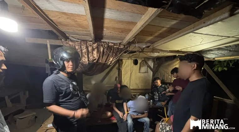 Tim Opsnal Satuan Reserse Narkoba Polres Pasaman Barat, meringkus empat orang lelaki masing-masing berinisial SY (54), DH (48), AF (27), dan HD (34), yang diduga melakukan tindak pidana penyalahgunaan narkotika golongan I jenis sabu-sabu. (30/5). Foto : H