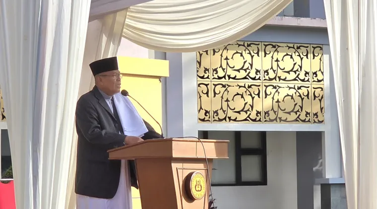Pelaksanaan ibadah salat Iduladha pada Rabu (27/5) bertempat di halaman Rektorat Kampus UNP Air Tawar Padang dengan Khatib Prof Salmadanis. Foto ET.