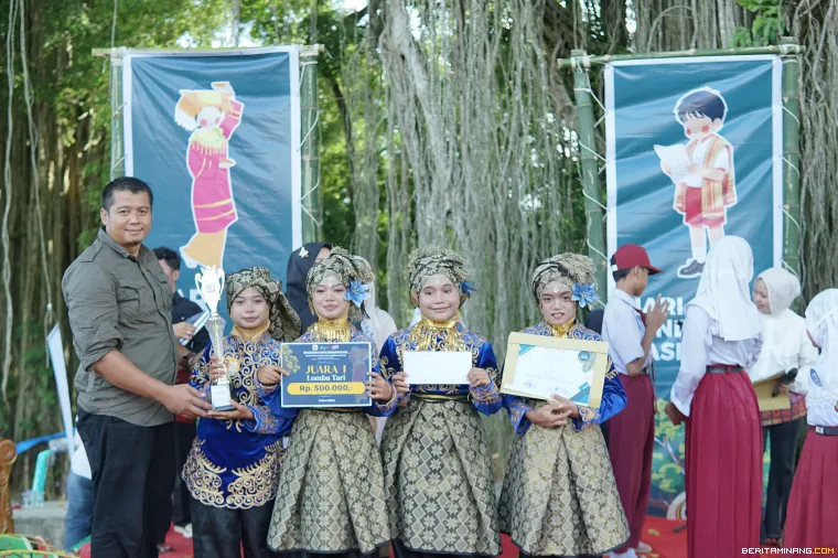 Penyerahan hadiah pemenang lomba.